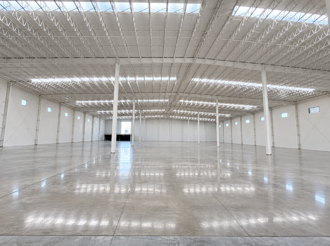 Bodega Industrial Vacía y Luminosa